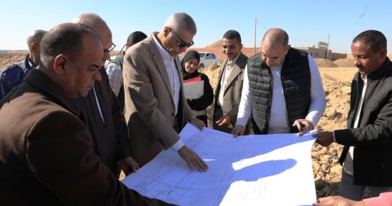 تضم 251 ورشة.. محافظ أسوان يتفقد مشروع المنطقة الحرفية بقرية الغنيمية  