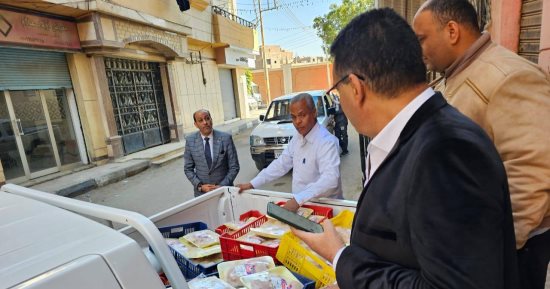 وكيل تموين الأقصر يضبط ربع طن مصنعات لحوم ودواجن مجهولة المصدر.. صور