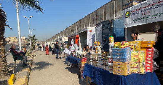 أسواق اليوم الواحد فى الجيزة تستقبل المواطنين أسبوعيا.. تنظيم سوق بإمبابة يوم الجمعة وآخر فى العمرانية الاثنين.. طرح الأرز بـ23 جنيها والسكر بـ30 واللحوم بـ275.. وتوفير الخضراوات والفواكه بأسعار مناسبة.. صور