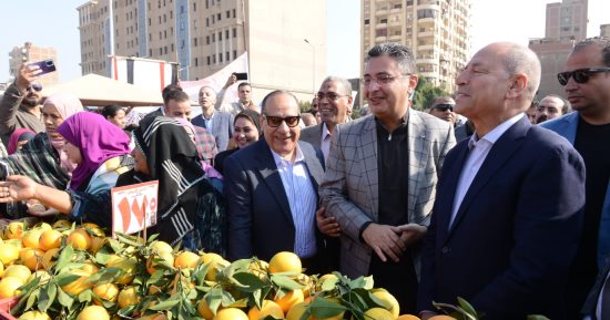 محافظة القاهرة تنظم سوق اليوم الواحد بحى روض الفرج.. صور