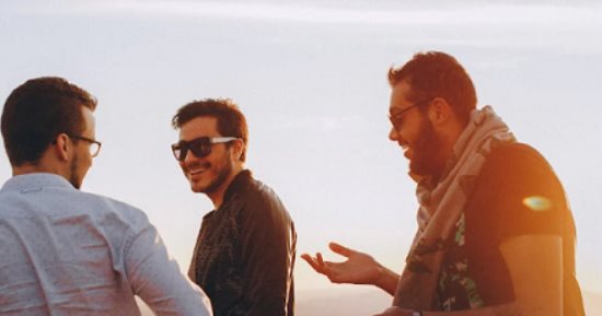 يلا نكمل لمتنا.. 5 فوائد تعود عليك من جلوسك مع أصدقائك