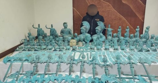 "كنوز البحر الغارق".. من القاع إلى قفص الاتهام.. حكاية إحباط تهريب 448 قطعة أثرية نادرة.. كنوز الرومان واليونان تهزم جشع المهربين.. الداخلية تضبط تماثيل ودروع وأدوات حرب وقطع برونزية.. صور