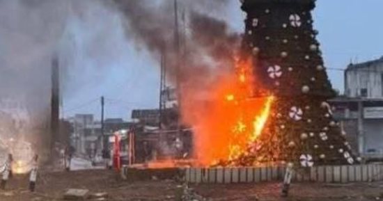 أشجار عيد الميلاد تحترق فى سوريا.. مسلحون "أنصار التوحيد" يضرمون النيران فى احتفالات الكريسماس بريف حماة.. المسيحيون يتظاهرون بـ"الصليب" فى دمشق ويطالبون بحقوقهم.. والداخلية تدعو لتسليم السلاح للسلطة المختصة