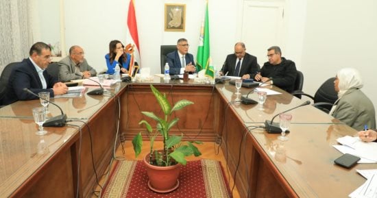 محافظ الجيزة يلتقى عددا من المواطنين لبحث الشكاوى والطلبات المقدمة
