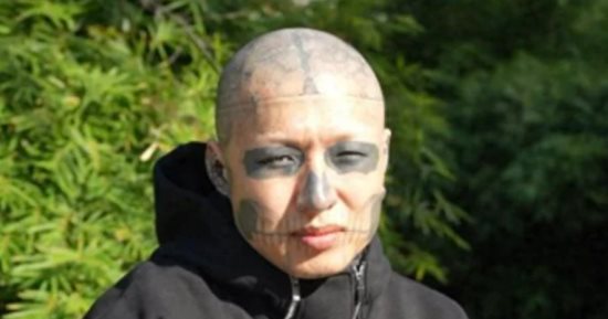 مش لاقى شغل.. شاب صيني يغطى وجهه بوشم "جمجمة" يفشل فى الحصول على وظيفة