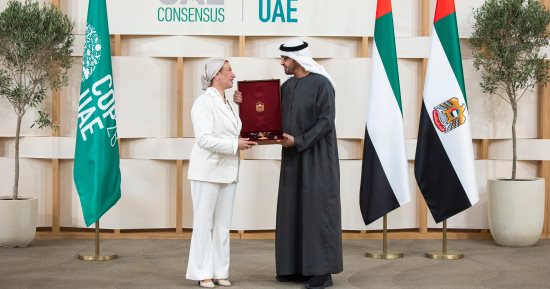 رئيس الإمارات يمنح وزيرة البيئة المصرية وسام زايد الثانى