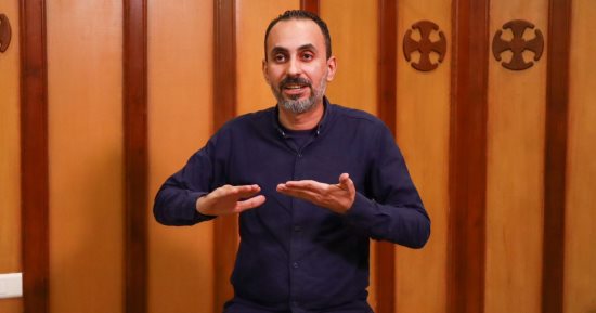 الكنيسة الأسقفية توفر ترجمة فورية بلغة الإشارة وتخصص ركنا للصم بقداس العيد