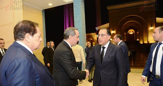رئيس الحكومة والوزراء يقدمون العزاء فى والدة المستشار أحمد مناع.. صور 