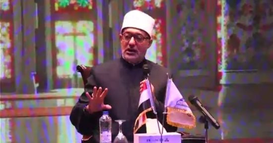 مفتى الجمهورية يصدر فتوى عن حكم الشرع فى التبرع بالأعضاء بعد الوفاة.. ويؤكد جواز نقل الأعضاء من الميت إلى الحى بشرط التحقق من موت المنقول منه موتًا شرعيًّا.. وأن يكون الميت المنقول منه العضو قد أوصى بهذا