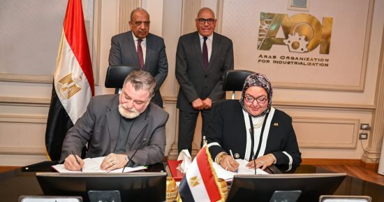 رئيس العربية للتصنيع ووزير الكهرباء يشهدان توقيع عقد إنشاء مشروع الألواح الشمسية