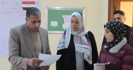مدير تعليم الجيزة يتابع استعدادات المدارس لامتحانات نصف العام