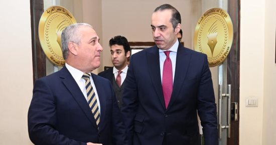 وزير الشؤون النيابية يثنى على دور الصحف القومية فى مواجهة الشائعات ونشر الحقائق