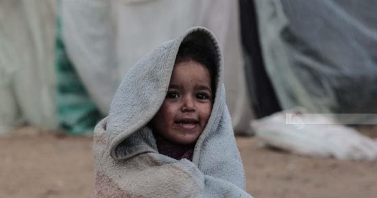 الأونروا تحذّر من مخاطر تعرض مئات آلاف الفلسطينيين فى غزة للبرد القارص