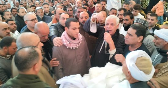 تدخل لنجدة سيدة فقتلوه.."الكفن" ينهى خصومة ثأرية فى الخانكة.. فيديو وصور