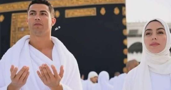 رونالدو وجورجينا اتصوروا قدام الكعبة؟.. إيه الحكاية؟!