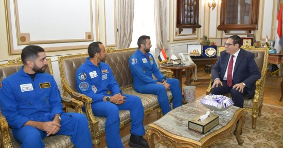 رئيس جامعة القاهرة يستقبل وزير الشباب الإماراتى ووفد من رواد الفضاء