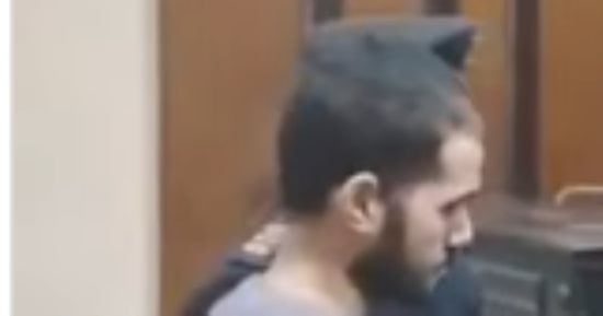 قتل أمه رغم توسلاتها إليه والسبب غريب!.. قصة تقشعر لها الأبدان  "فيديو"
