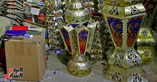 رمضان على الأبواب وصناع البهجة يستعدون لتزيين الشوارع.. جولة بأقدم مناطق تصنيع الفوانيس بالقاهرة.. الفانوس المصرى الأكثر طلبا حول العالم و"أبو شمعة" له ذكريات بالقلوب.. و"الدلاية والمخمس والبرج" الأشهر.. صور