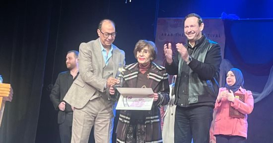 الهيئة الوطنية للإعلام تهدى درع الهيئة لسميرة محسن فى ختام المهرجان العربى