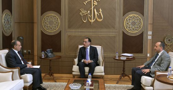مدبولى يتابع مع وزير الخارجية مشروعات التعاون مع الدول الأفريقية