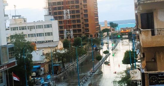 هطول أمطار وحبيبات الثلج على مطروح.. والحرارة تنخفض لـ11 درجة.. فيديو