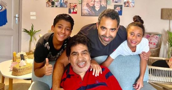 شاهد أحمد عدوية فى آخر ظهور وسط أحفاده قبل رحيله