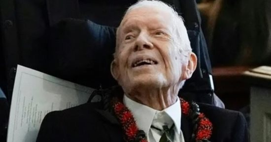 وفاة جيمى كارتر أول رئيس أمريكى يكمل عامه الـ100.. عمل مزارعا للفول السودانى والفستق بمزرعة والده.. طاف الولايات المتحدة حاملا على ظهره حقيبة قماش للترويج لنفسه بالانتخابات.. وفاز بجائزة نوبل للسلام عام 2002