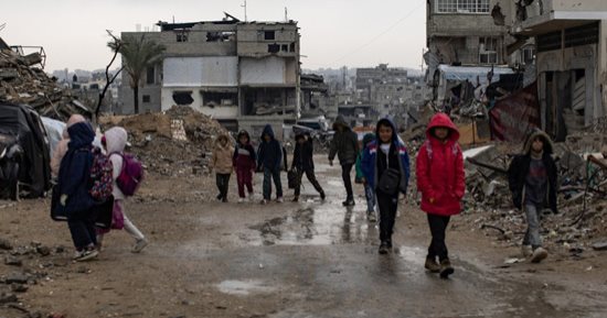 أمطار غزيرة تغمر مخيم خان يونس فى غزة