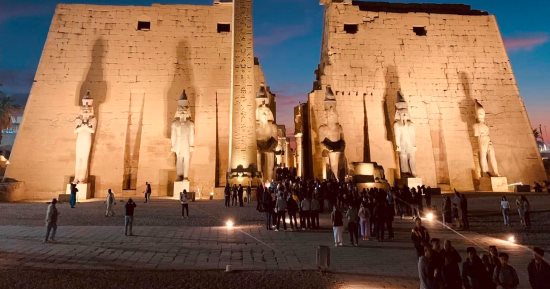 معبد الأقصر يجذب سياح العالم بعد قرار إضاءته حتى 12 ليلا فى رأس السنة ..صور