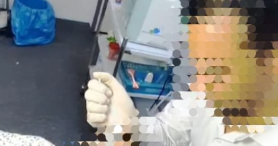 تفاصيل ضبط طبيب جلدية مزيف داخل عيادة بسوهاج.. طالب بكلية التجارة ينتحل صفة ويقدم وصفات طبية للمرضى.. المتهم أوهم ضحاياه أنه حاصل على دبلومة العناية بالبشرة والشعر بالجامعة الأمريكية.. والجلسة بـ1000 جنيه.. صور