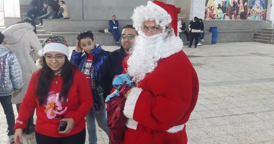 بابا نويل يوزع الشيكولاتة بكاتدرائية الشهيد مارجرجس بالمحلة.. فيديو