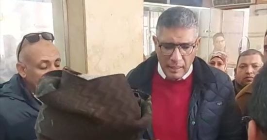 محافظ الجيزة لموظفى المركز التكنولوجى بأبو النمرس: سهلوا الإجراءات 
