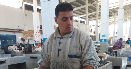 تعالى نوريك إزاى بيطلعوا البطارخ من الأسماك فى الإسماعيلية.. فيديو