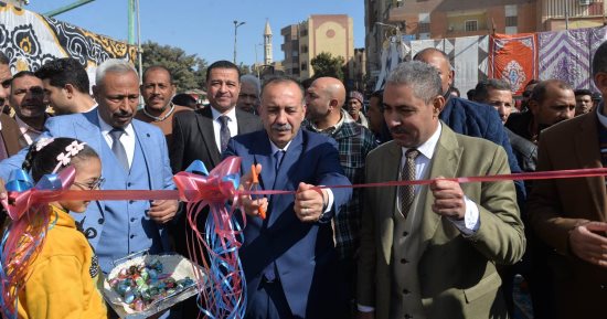 محافظ أسيوط يفتتح سوق اليوم الواحد فى أبوتيج لبيع السلع بأسعار مخفضة 