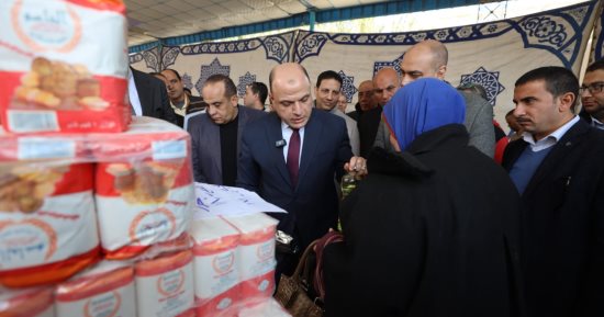 محافظ كفر الشيخ يستمع لطلبات أهالى فوه خلال تفقده سوق اليوم الواحد