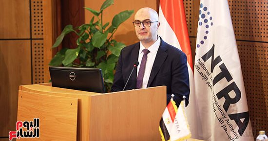 جهاز الاتصالات: ملاحقة تجار فتحوا 1.3 مليون "آيفون" و"سامسونج" للتهريب