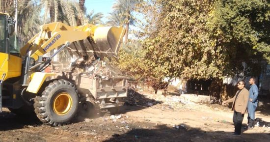رفع المخلفات الصلبة من أرض فضاء بقرية بالمنيا لخلق بيئة نظيفة