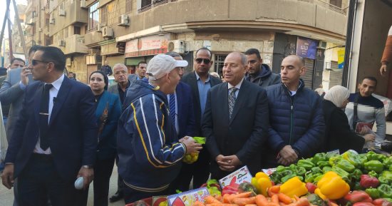 محافظ القاهرة يفتتح سوق اليوم الواحد بروض الفرج بتخفيضات 20%