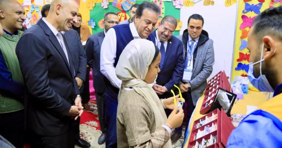 وزيرا الصحة والتعليم يتفقدا مبادرة "عيون أطفالنا مستقبلنا" بمدرسة مصطفى عبد الرحمن