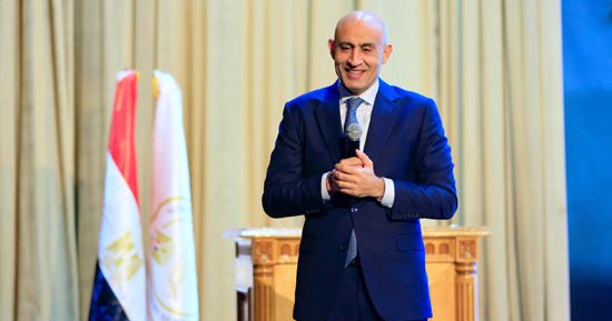 وزير التعليم يوجه بمنع دخول أى أجهزة إلكترونية أو موبايلات بلجان الامتحان