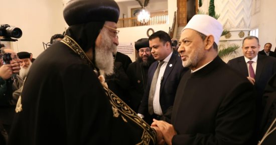 شيخ الأزهر يهنئ البابا تواضروس والأخوة المسيحين بأعياد الميلاد.. صور