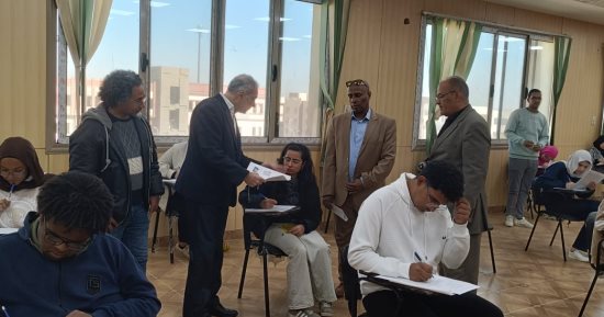 رئيس جامعة أسوان: انتظام سير الامتحانات في كلية الألسن  