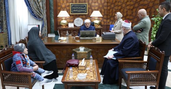 بيت الزكاة والصدقات يصرف إعانة وأثاث ودرّاجة بخارية لأم ابنها مصاب بمرض الجسم الزجاجي