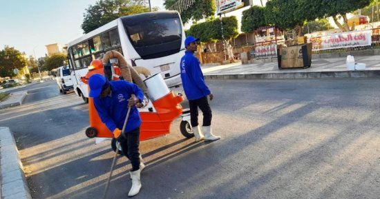 تكثيف لأعمال النظافة ورفع المخلفات وتهذيب الأشجار بأسوان