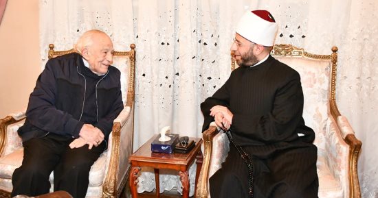في لفتة إنسانية وزير الأوقاف يزور الفنان رشوان توفيق
