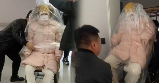 صينية تلتف بكيس بلاستيك كبير أثناء خروجها من المستشفى بعد الولادة والسبب غريب