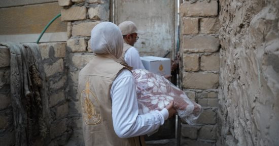 بيت الزكاة والصدقات يوزع بطاطين ومواد غذائية على المستحقين بمحافظة السويس