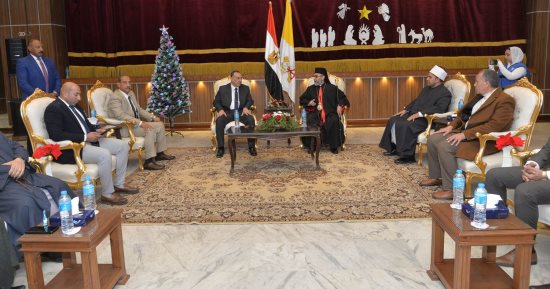 محافظ أسيوط يزور مطرانية الكاثوليك والكنيسة الإنجيلية للتهنئة بعيد الميلاد