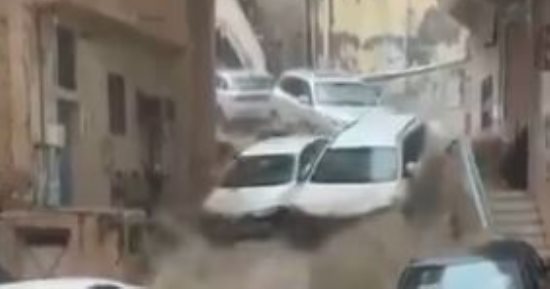 إعصار وسيول تضرب مكة المكرمة والمياه تجرف السيارات فى الشوارع.. فيديو