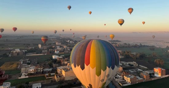الأقصر تشهد تحليق 1970 سائحا على متن 79 رحلة بالون طائر بالبر الغربى
